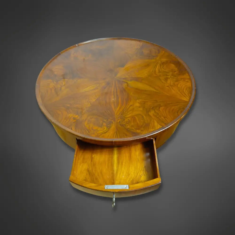 Biedermeier-Beistelltisch mit drehbarem Oberteil Nussbaum