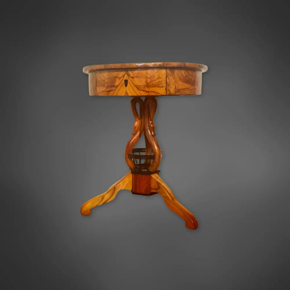Seltener Biedermeier Nussbaum Beistelltisch mit Schwänen