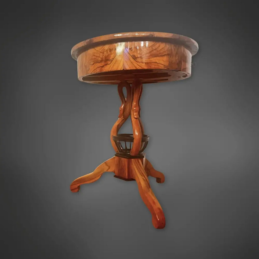 Seltener Biedermeier Nussbaum Beistelltisch mit Schwänen