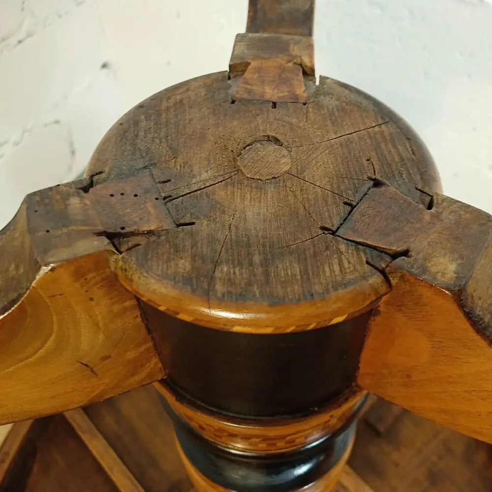 Sorrentiner Intarsientisch Mitte 19. Jahrhundert –