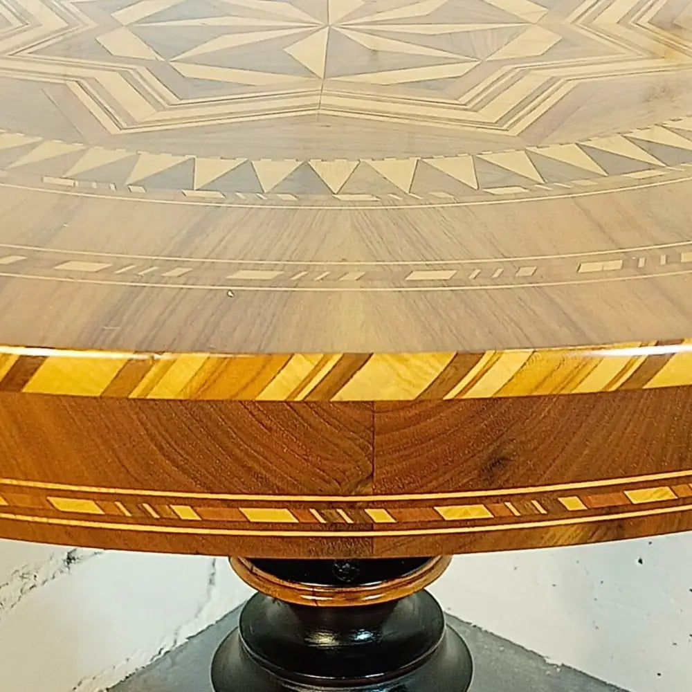 Sorrentiner Intarsientisch Mitte 19. Jahrhundert –