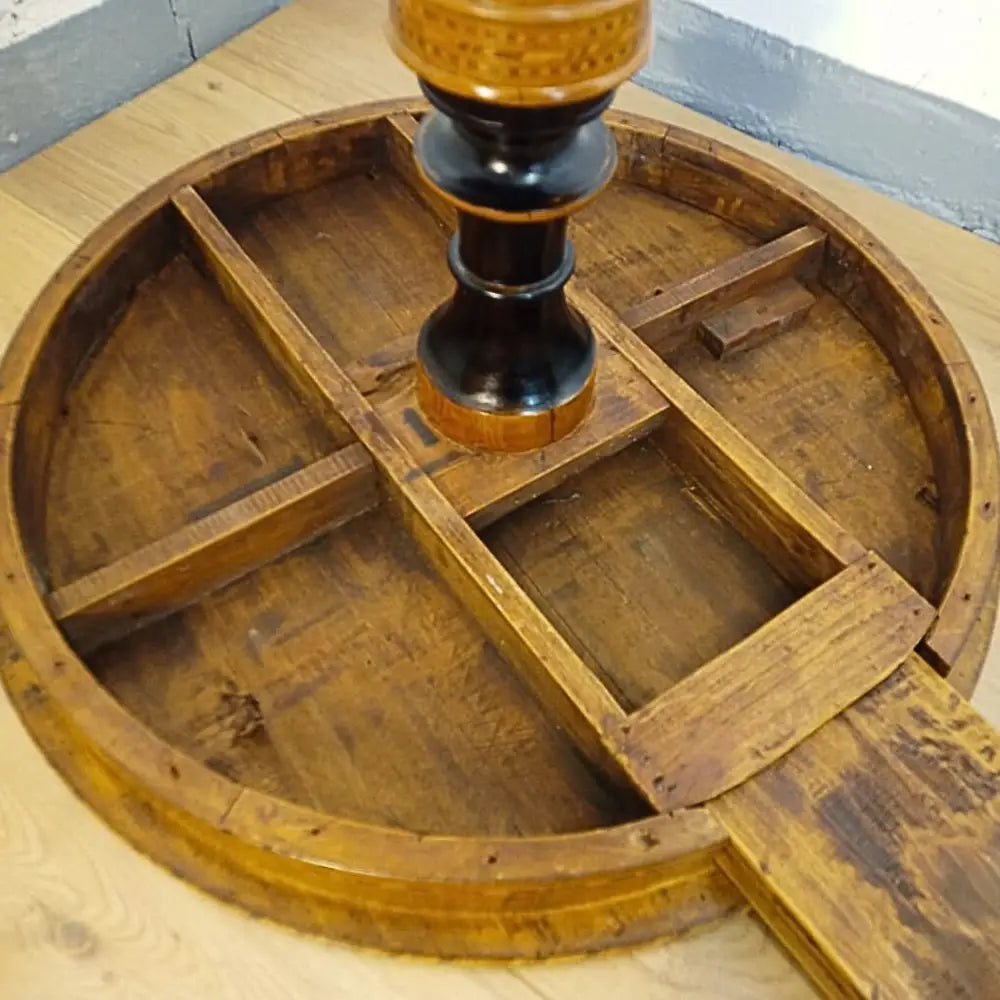 Sorrentiner Intarsientisch Mitte 19. Jahrhundert –