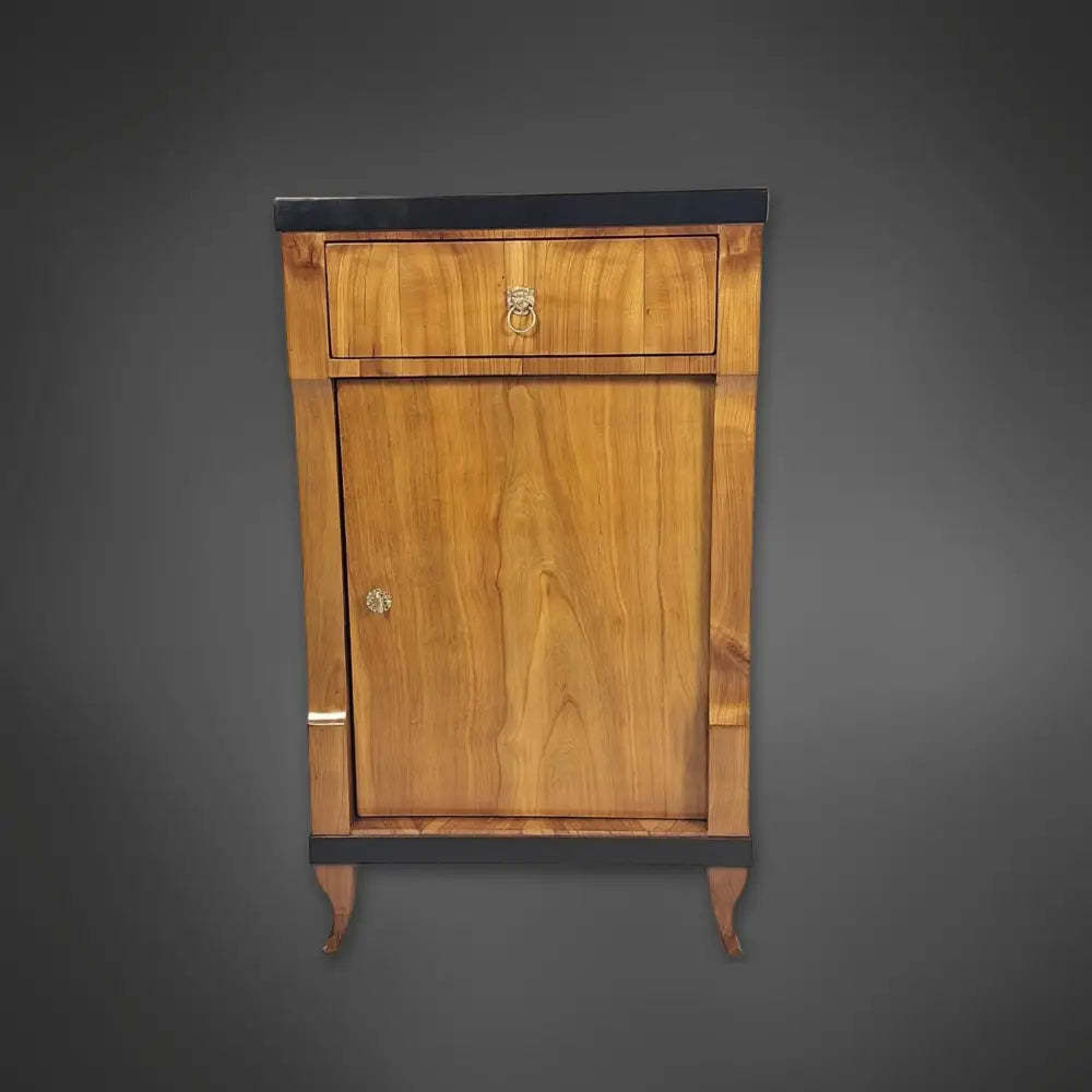 Kleiner Biedermeier-Beistellschrank Kirschbaum