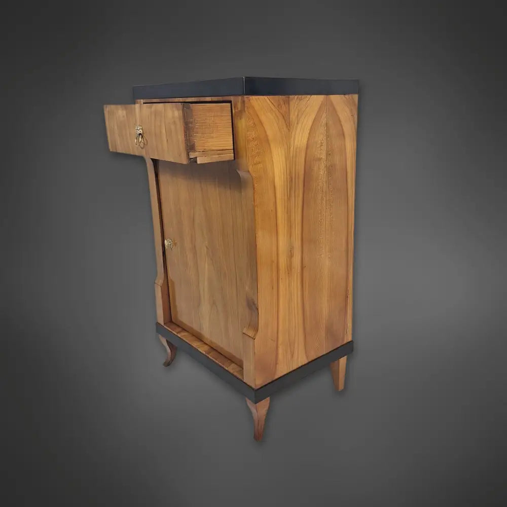Kleiner Biedermeier-Beistellschrank Kirschbaum