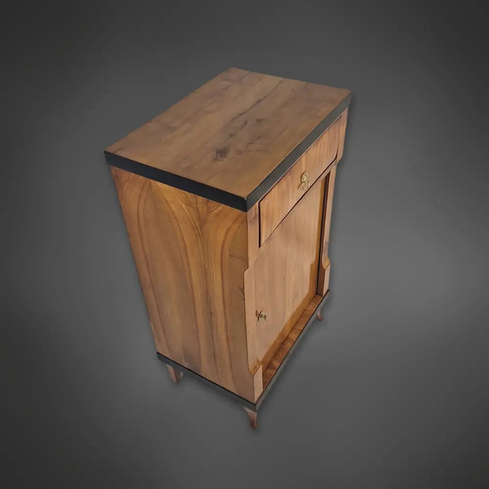 Kleiner Biedermeier-Beistellschrank Kirschbaum
