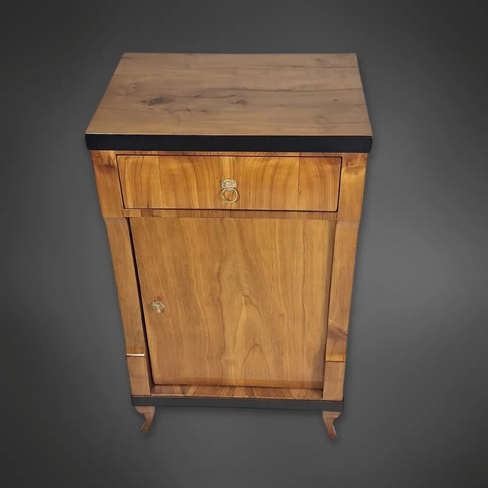 Kleiner Biedermeier-Beistellschrank Kirschbaum