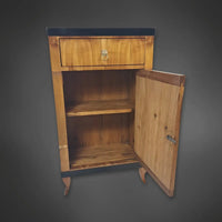 Kleiner Biedermeier-Beistellschrank Kirschbaum