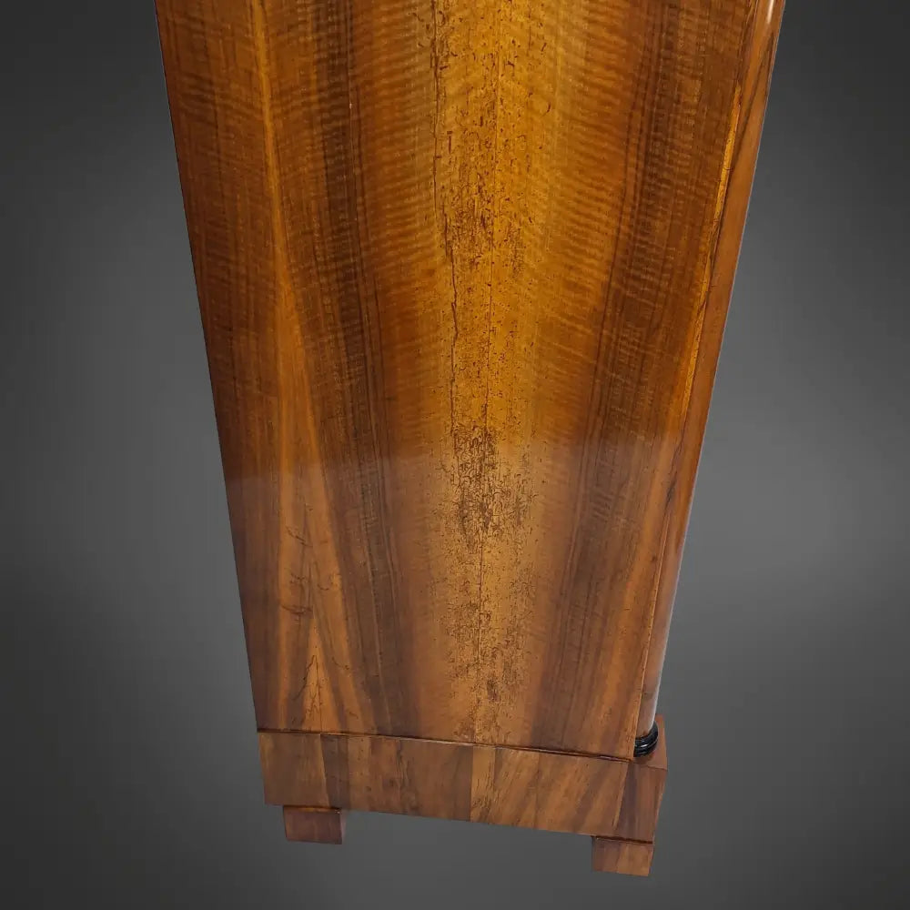 Biedermeier-Halbschrank (Vertiko) mit Halbsäulen Nussbaum