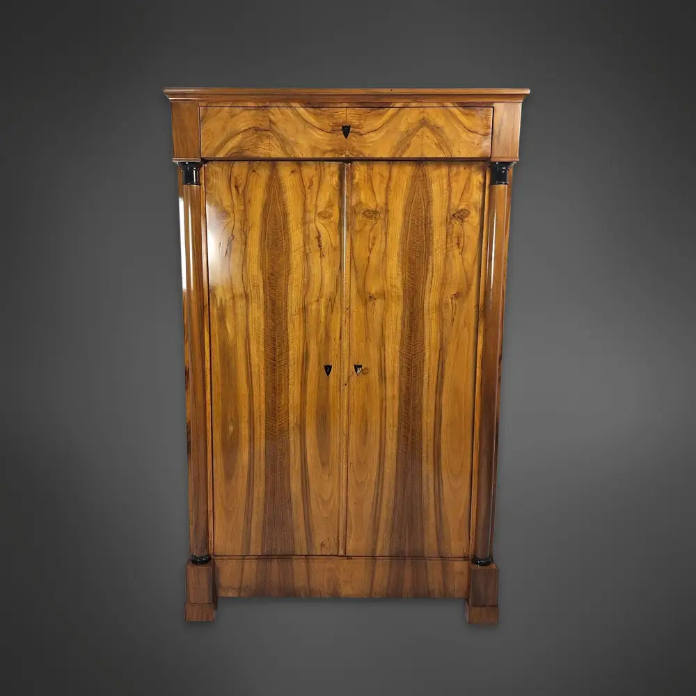 Biedermeier-Halbschrank (Vertiko) mit Halbsäulen Nussbaum