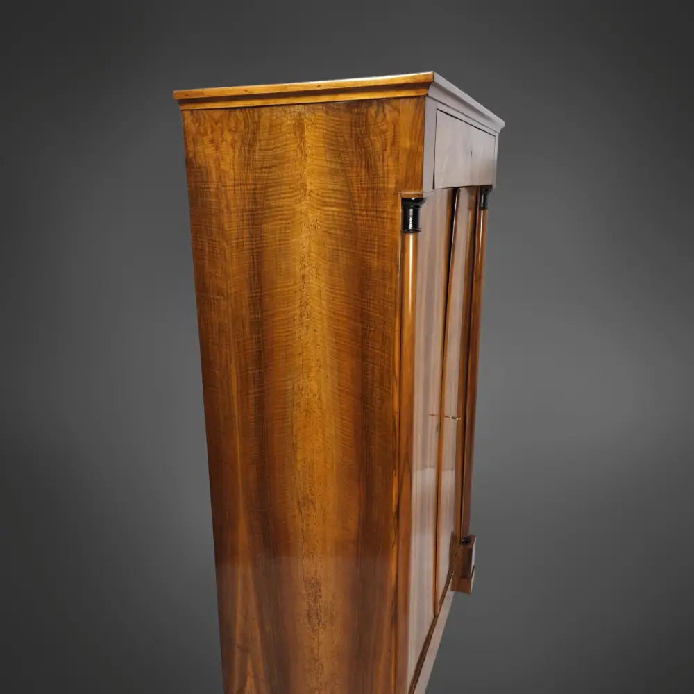 Biedermeier-Halbschrank (Vertiko) mit Halbsäulen Nussbaum