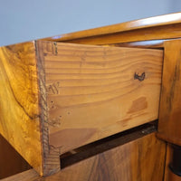 Biedermeier-Halbschrank (Vertiko) mit Halbsäulen Nussbaum
