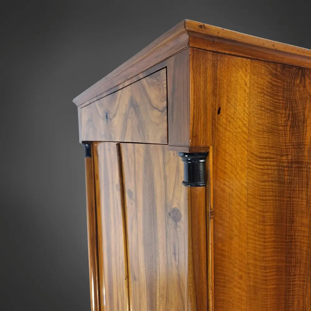 Biedermeier-Halbschrank (Vertiko) mit Halbsäulen Nussbaum