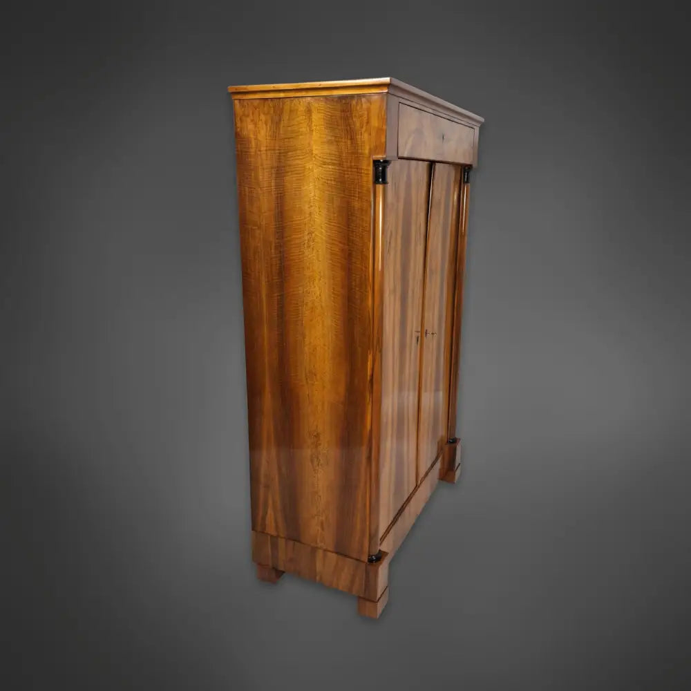 Biedermeier-Halbschrank (Vertiko) mit Halbsäulen Nussbaum