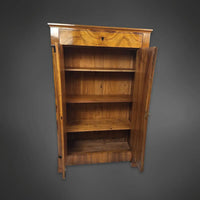 Biedermeier-Halbschrank (Vertiko) mit Halbsäulen Nussbaum