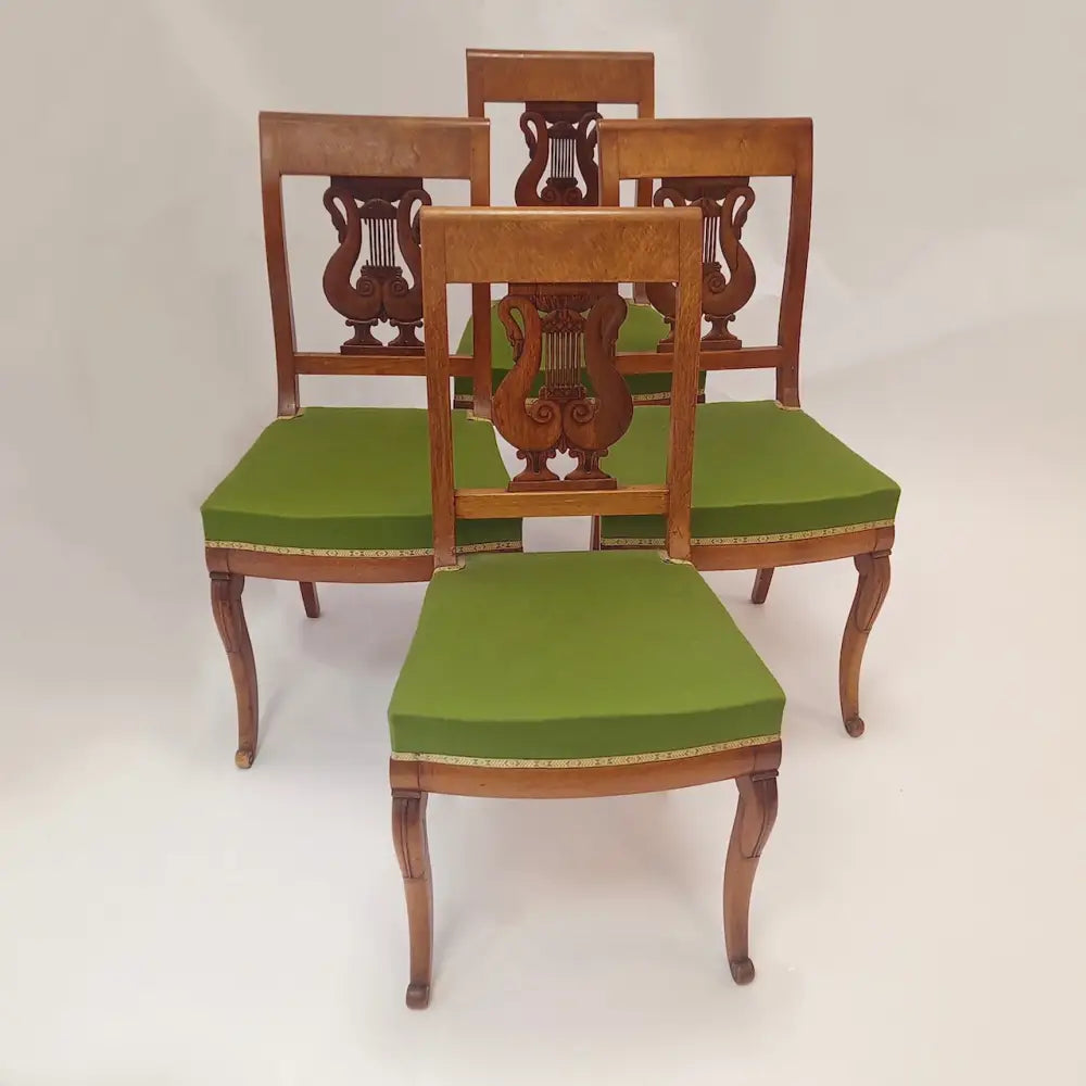 4 Nussbaum Stühle mit Schwäne um 1830 Frankreich / Empire -