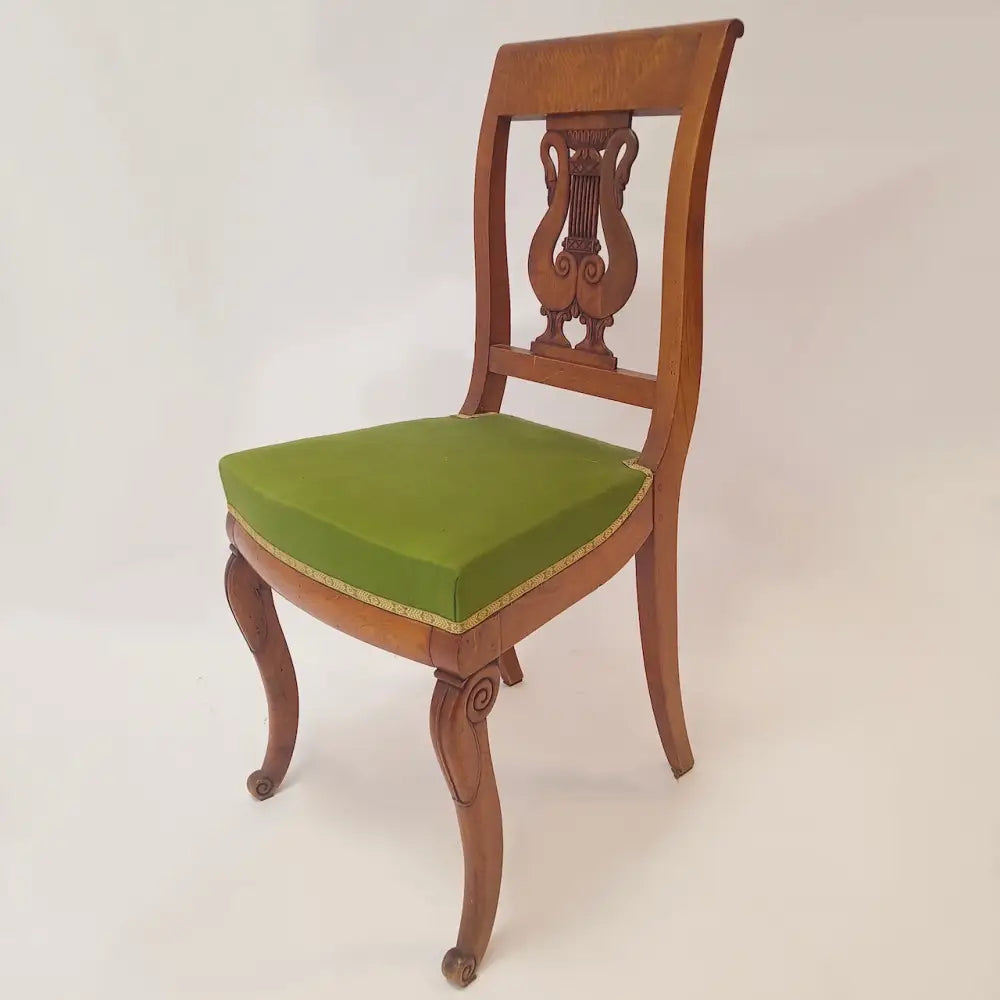 4 Nussbaum Stühle mit Schwäne um 1830 Frankreich / Empire -