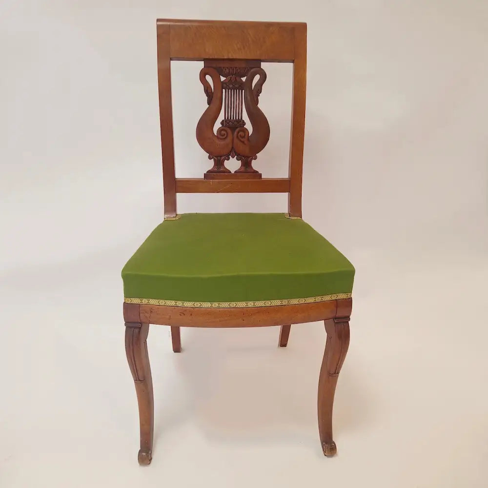4 Nussbaum Stühle mit Schwäne um 1830 Frankreich / Empire -