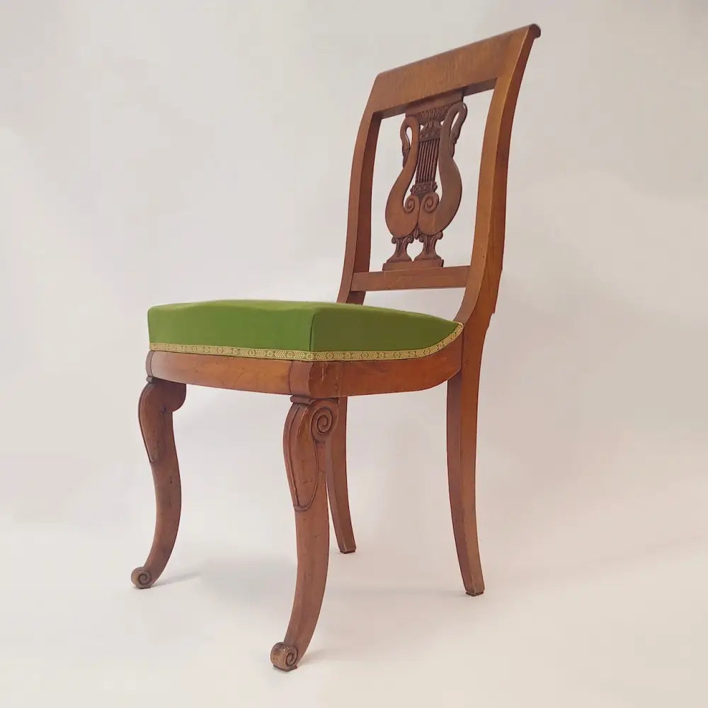4 Nussbaum Stühle mit Schwäne um 1830 Frankreich / Empire -