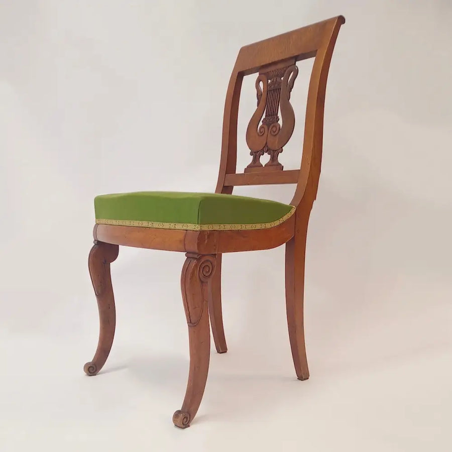 4 Nussbaum Stühle mit Schwäne um 1830 Frankreich / Empire -