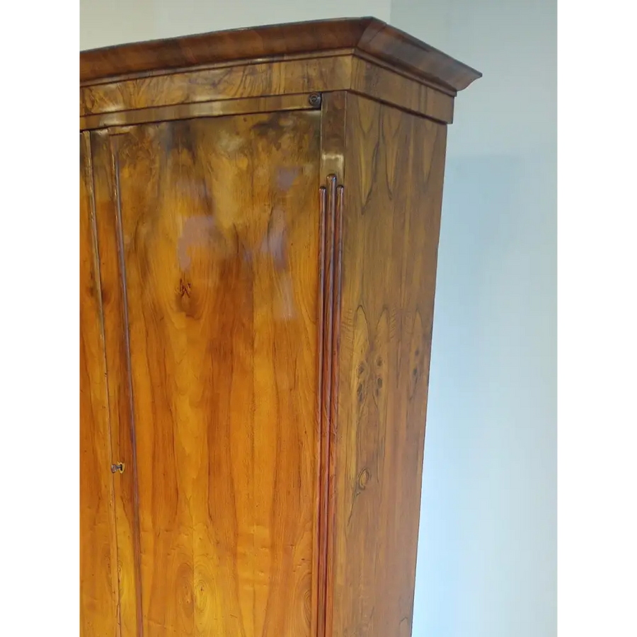 Biedermeier Schrank mit bombierten Türen um 1825 - Möbel