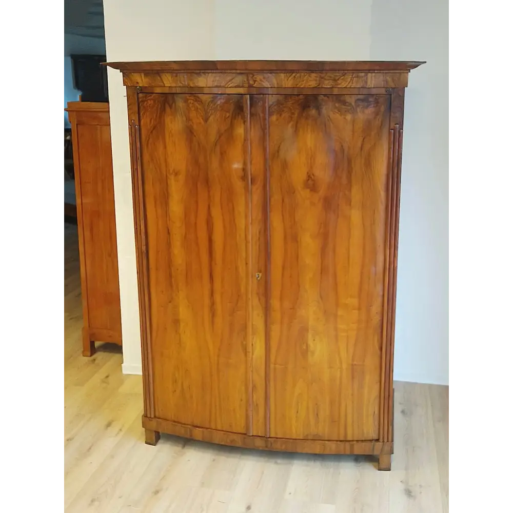 Biedermeier Schrank mit bombierten Türen um 1825 - Möbel