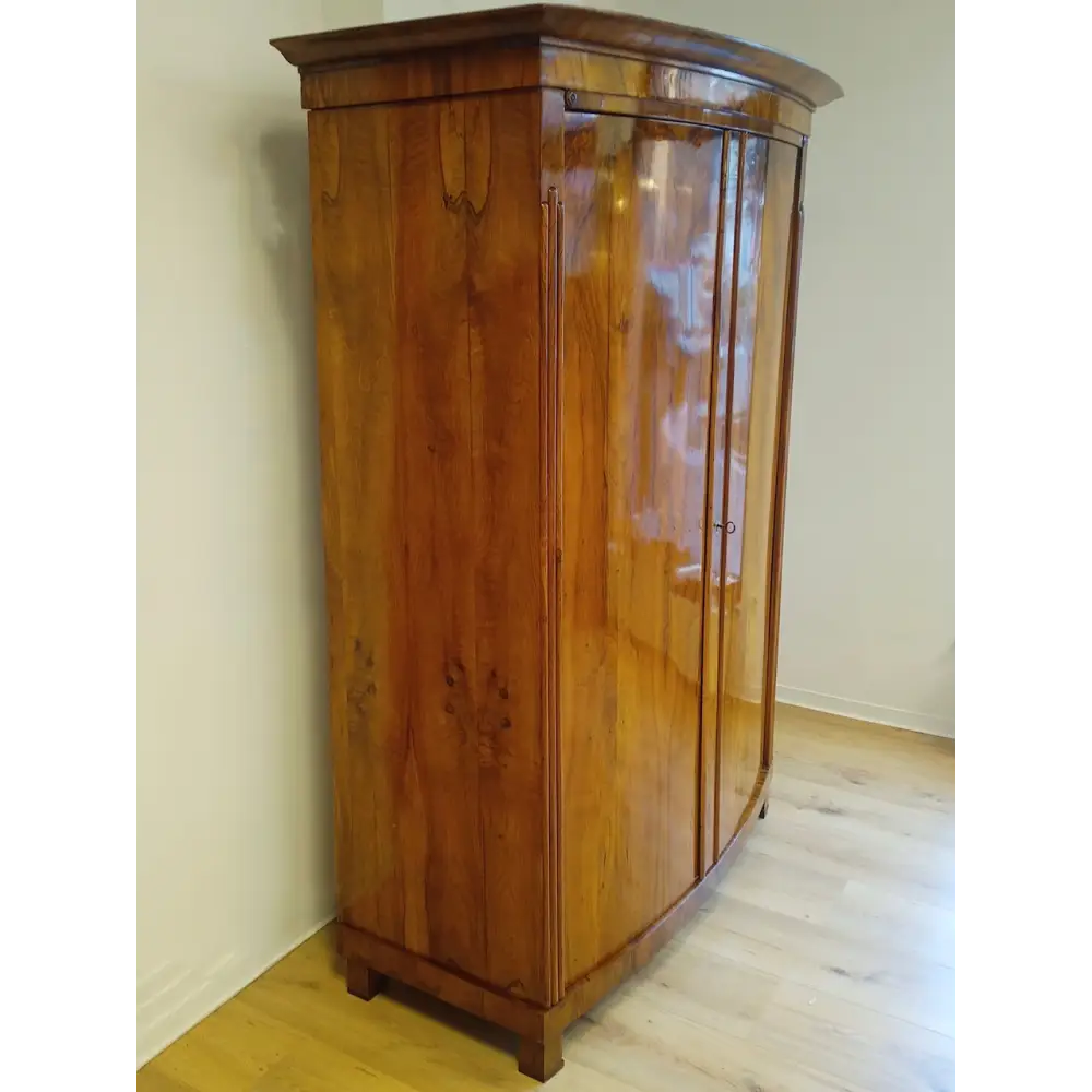 Biedermeier Schrank mit bombierten Türen um 1825 - Möbel