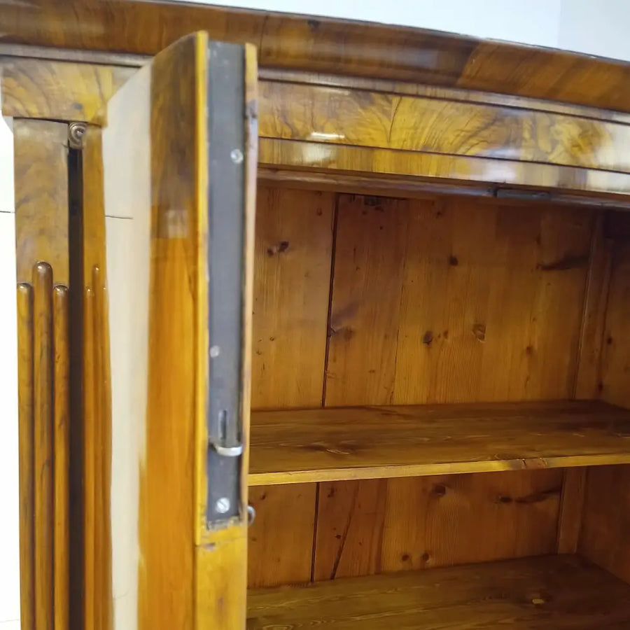 Biedermeier Schrank mit bombierten Türen um 1825 - Möbel