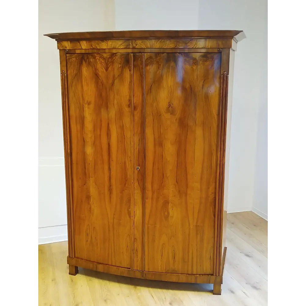 Biedermeier Schrank mit bombierten Türen um 1825 - Möbel