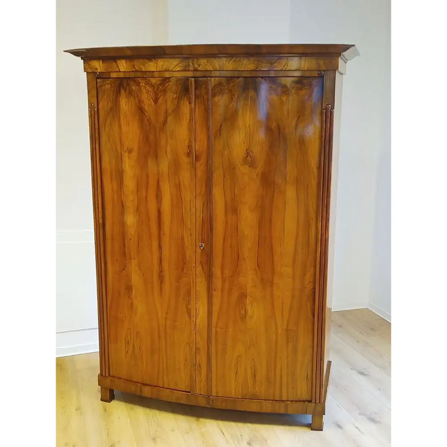 Biedermeier Schrank mit bombierten Türen um 1825 - Möbel