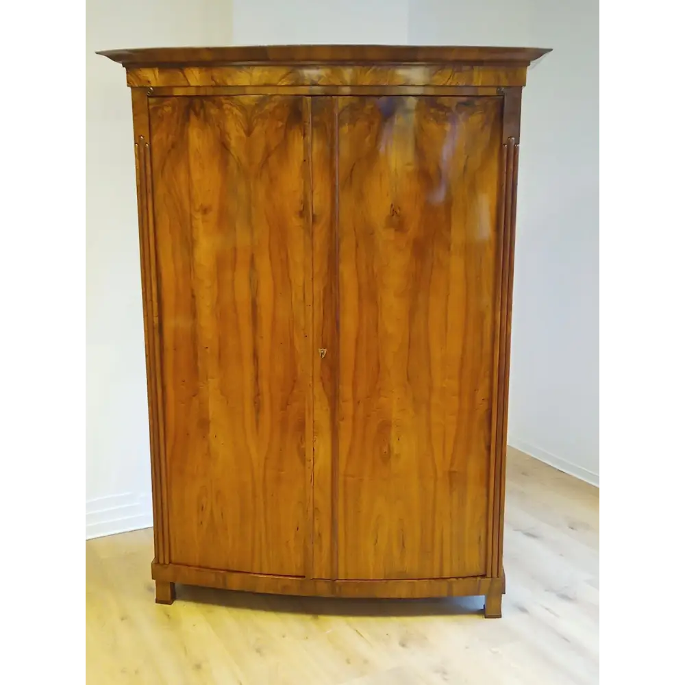 Biedermeier Schrank mit bombierten Türen um 1825 - Möbel