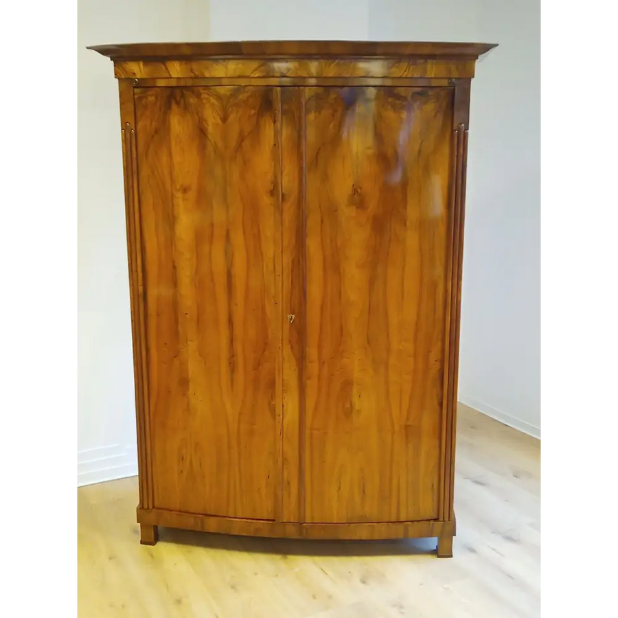 Biedermeier Schrank mit bombierten Türen um 1825 - Möbel