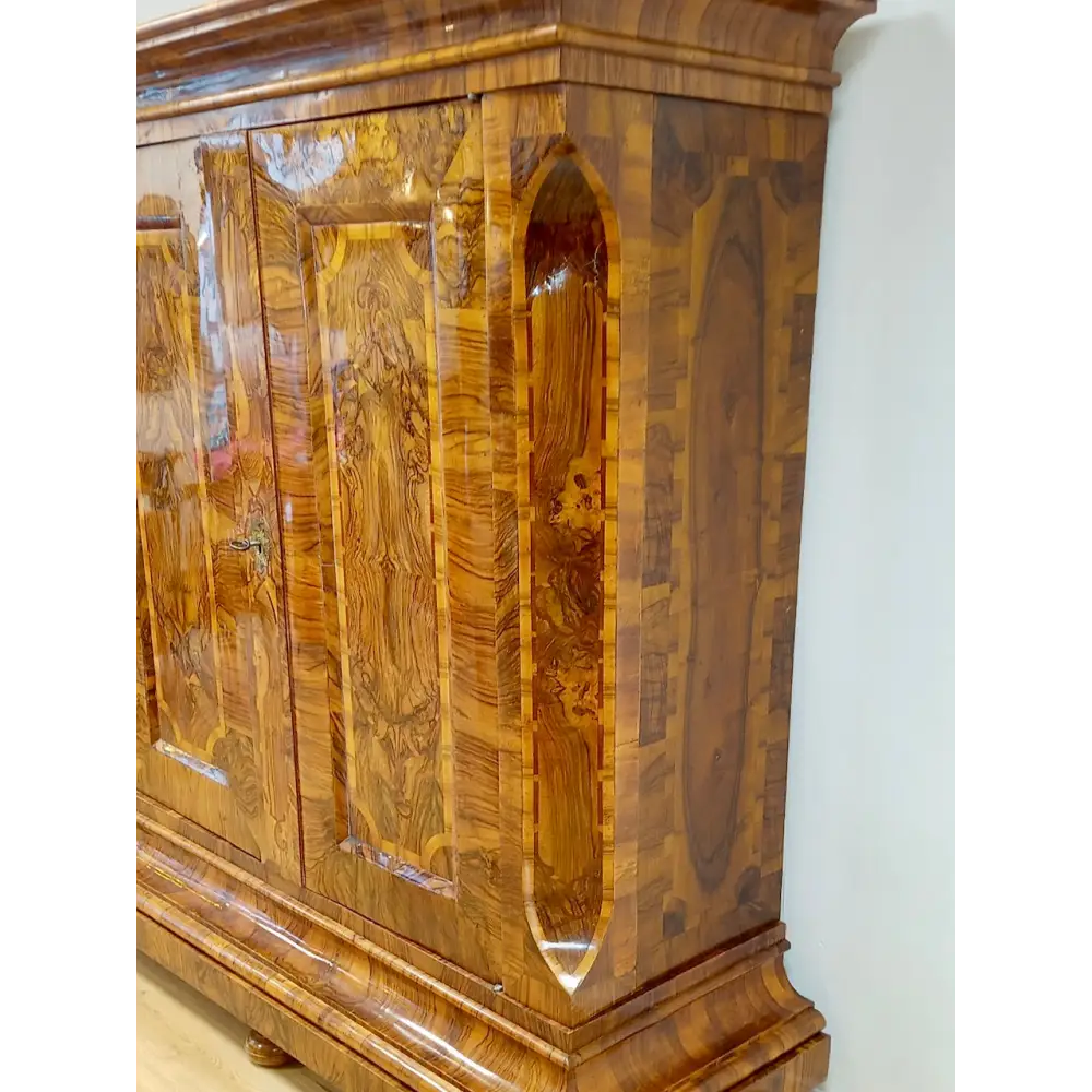 Flachbarock Schrank Nussbaum - Möbel
