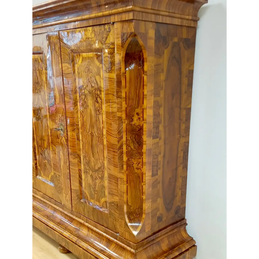 Flachbarock Schrank Nussbaum - Möbel