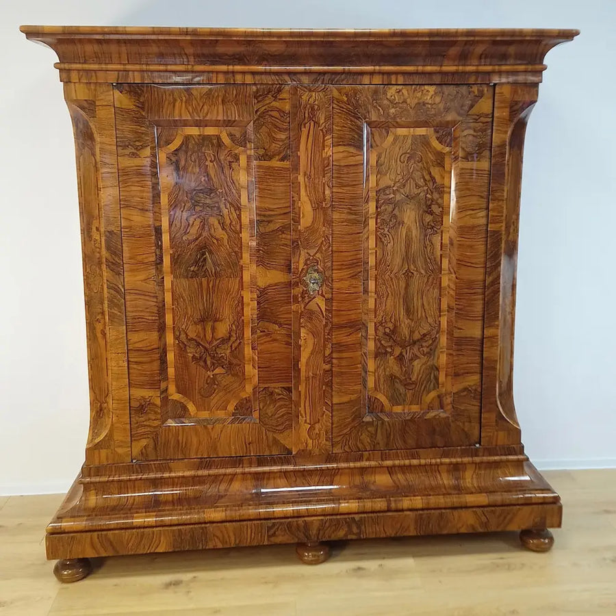 Flachbarock Schrank Nussbaum - Möbel
