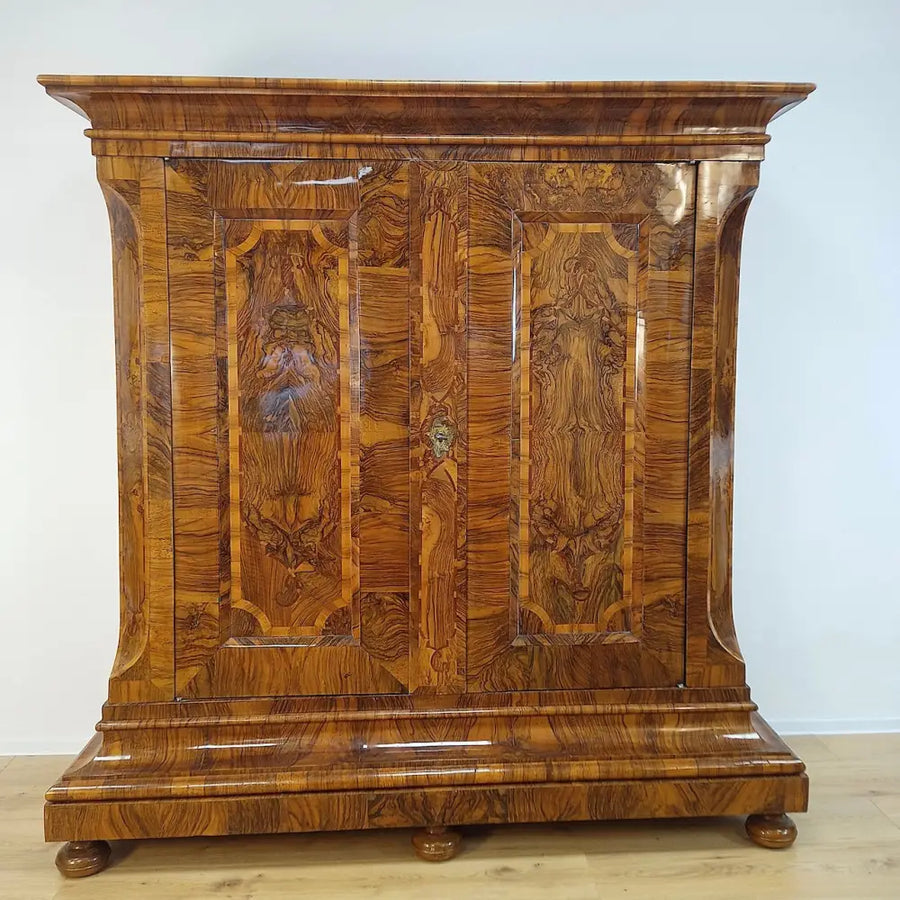 Flachbarock Schrank Nussbaum - Möbel