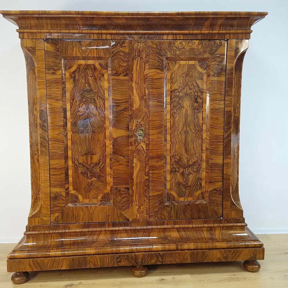 Flachbarock Schrank Nussbaum - Möbel