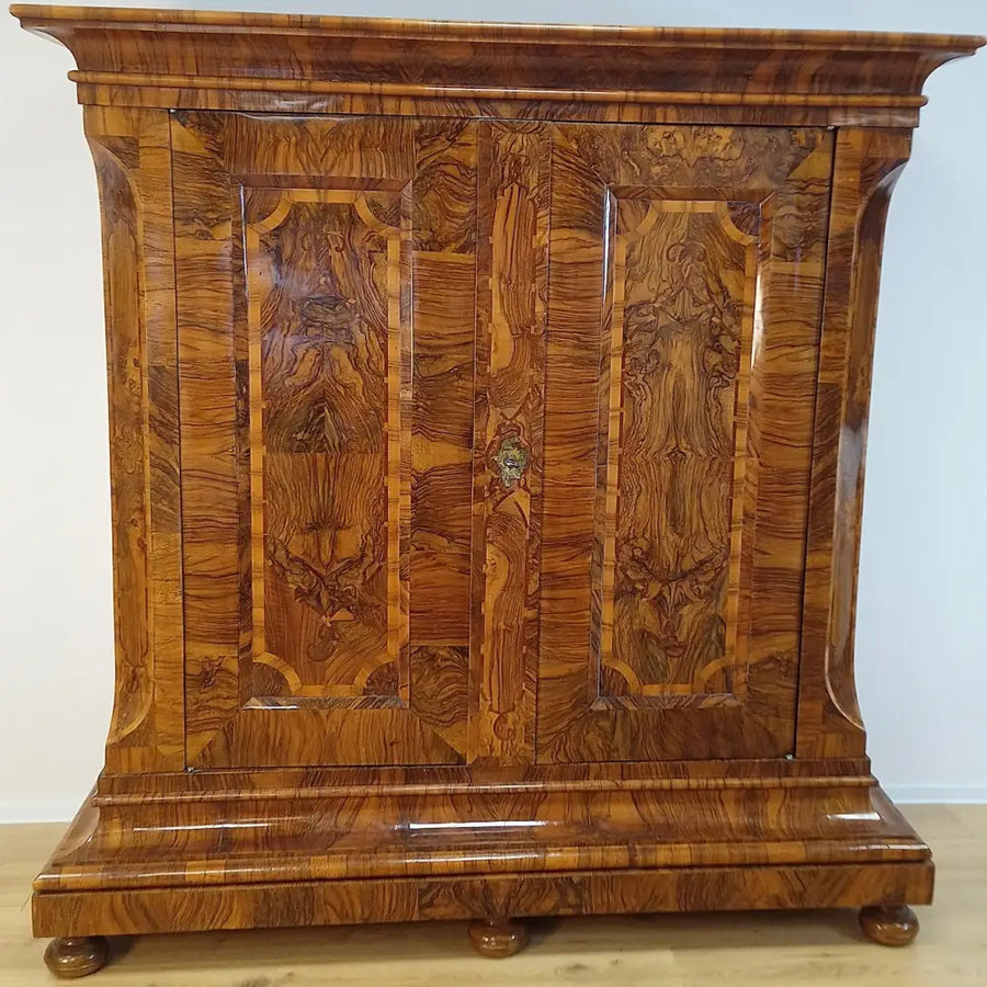 Flachbarock Schrank Nussbaum - Möbel